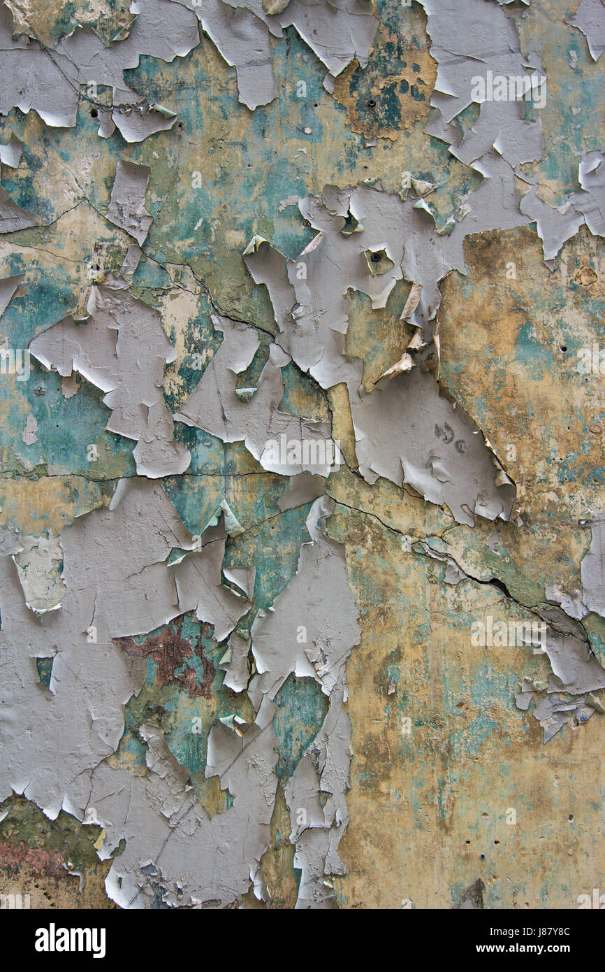Verwitterte Wand mit abgeplatzte Farbe. Stockfoto