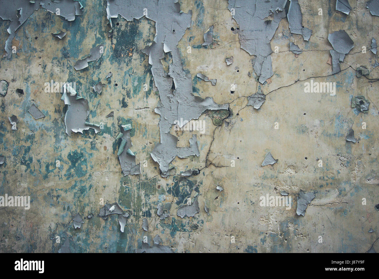 Verwitterte Wand mit abgeplatzte Farbe. Stockfoto