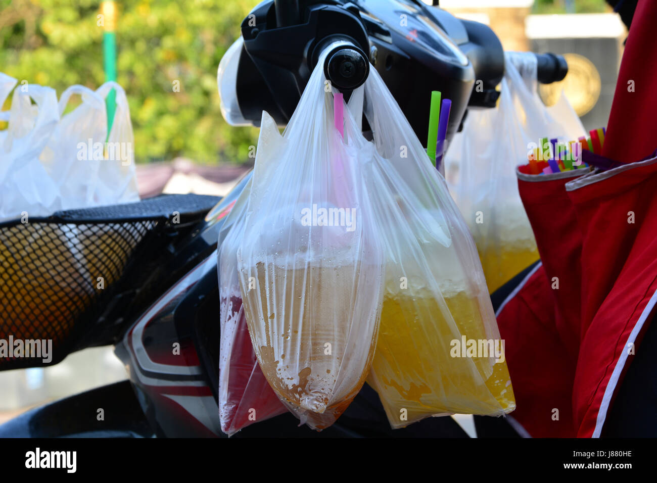 Plastikbeutel mit süße Getränke mit Ice mit Motorrad. Stockfoto