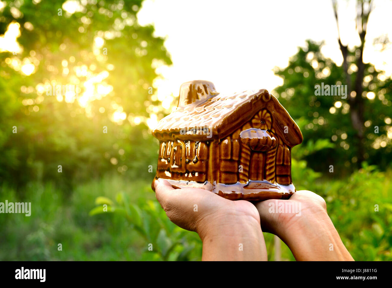 Haus-Modell in der Hand des Menschen. Behausung. Stockfoto