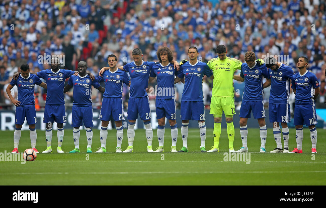 Chelsea-Spieler beobachten eine Schweigeminute in Gedenken an die Opfer der Terroranschläge Manchester während der Emirate FA Cup-Finale im Wembley Stadium, London. Stockfoto