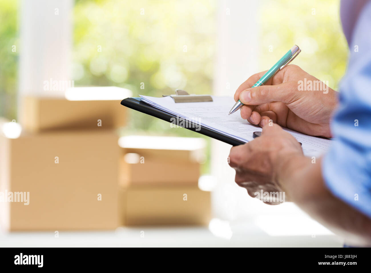 Logistik - Service-Lieferant Schreiben von Dokumenten in Zwischenablage Stockfoto