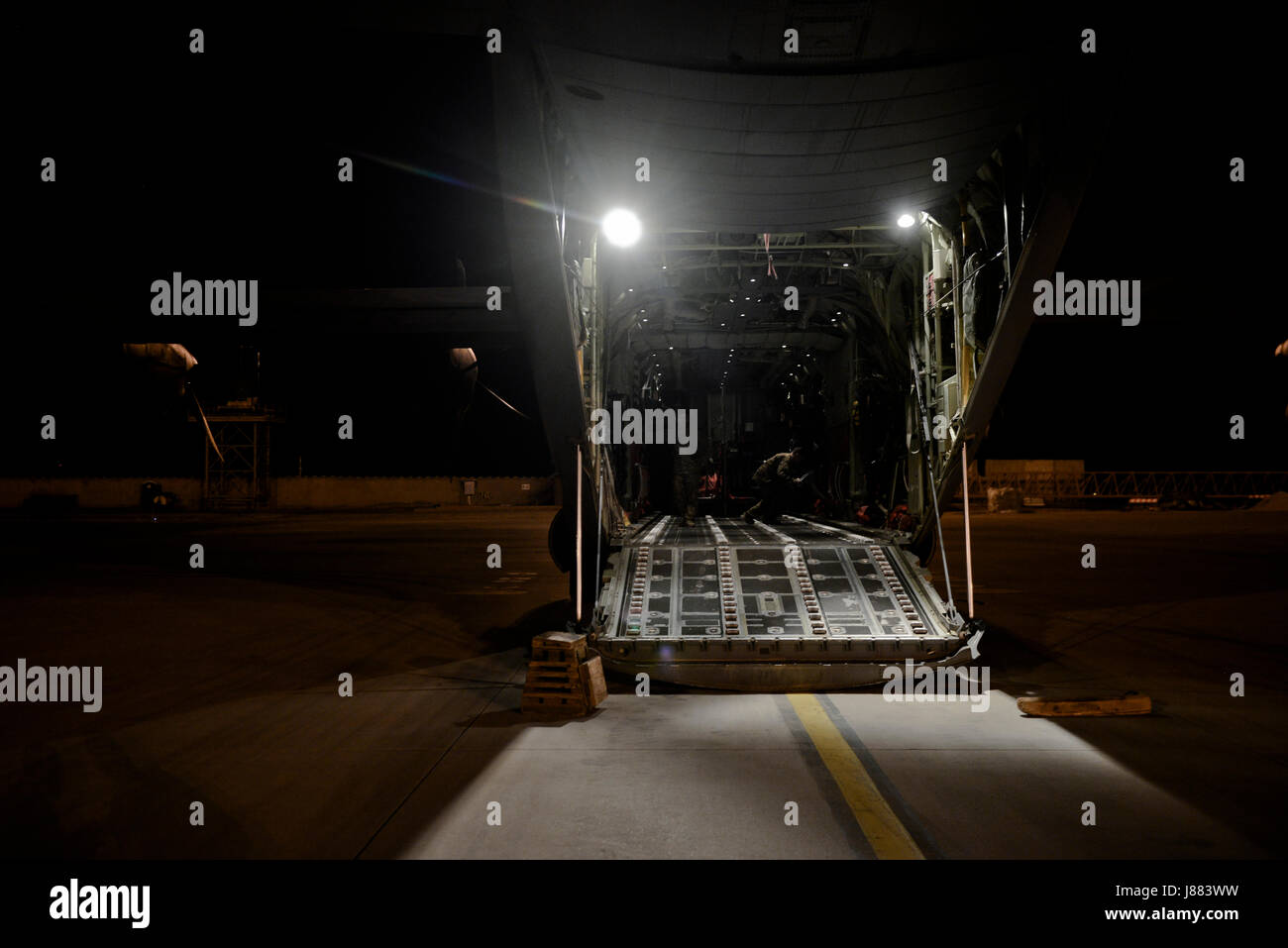 Besatzungsmitglieder vorzubereiten, Mazar-i-Sharif, Afghanistan, 5. Mai 2017 abzuweichen. Der Flieger, zur 774th Expeditionary Airlift Squadron versetzt hatte nur Personal- und Lieferungen an den Einsatzort dort aussteigen. Die C-130J Super Hercules ist eine der wichtigsten Methoden des Transportes für die US Air Force in Afghanistan. Es ist integraler Bestandteil der Anti-Terror-Operationen und aktivieren die Mission der NATO-Zug, beraten und unterstützen. Stockfoto