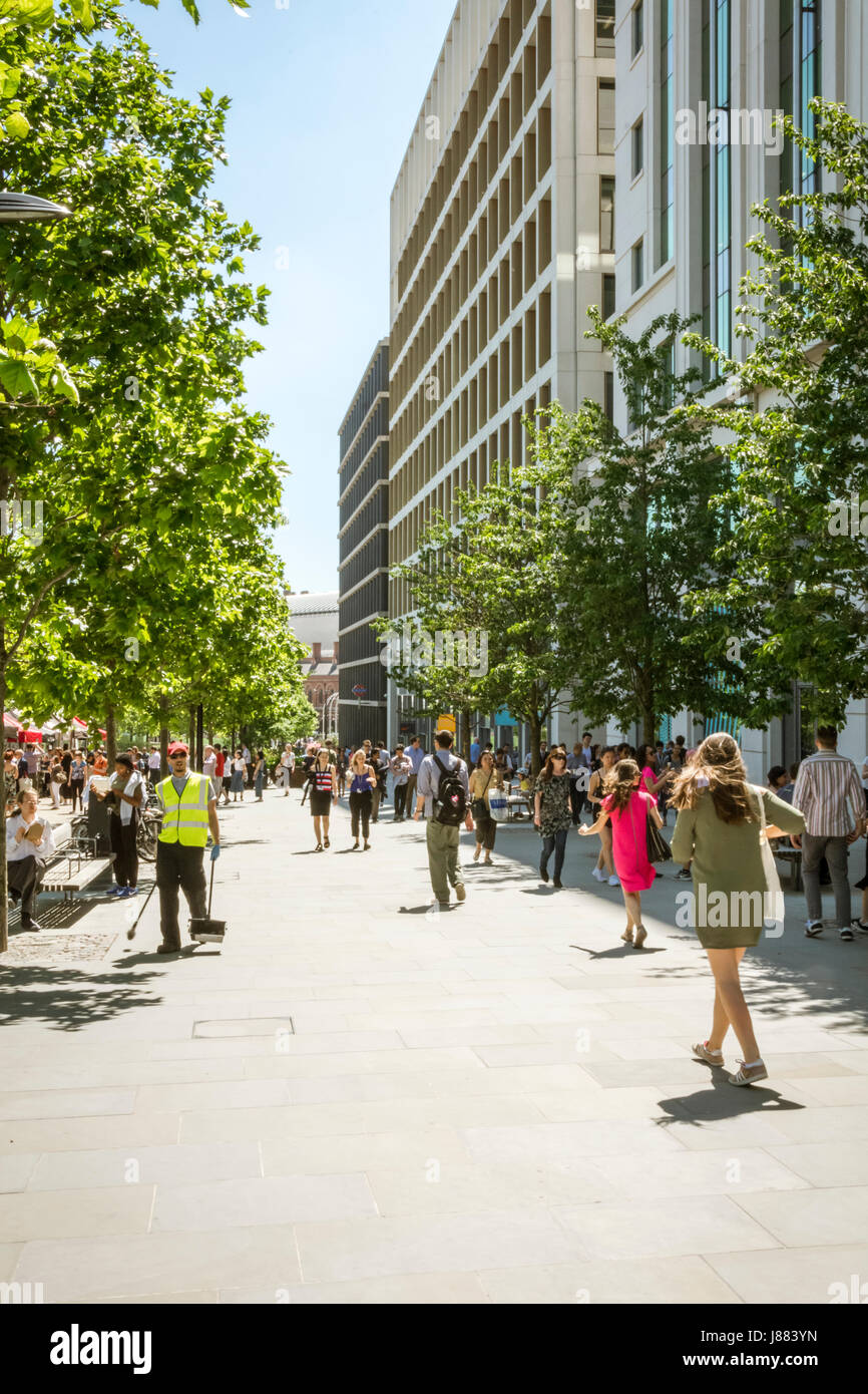 Eine Straßenkehrmaschine auf King's Boulevard, King's Cross, London, England, Großbritannien Stockfoto