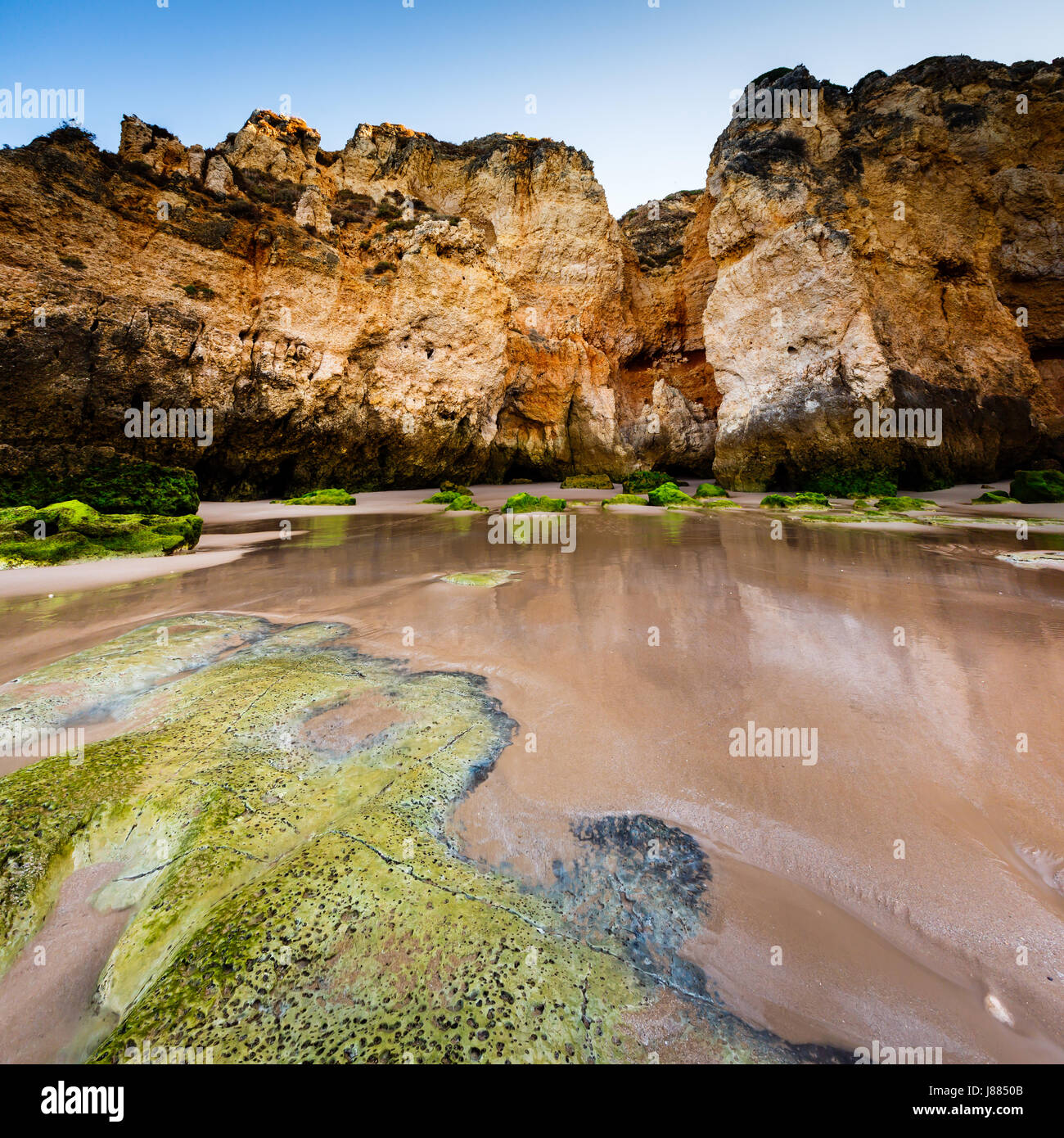 Grünen Steinen am Strand von Porto de Mos in Lagos, Algarve, Portugal Stockfoto