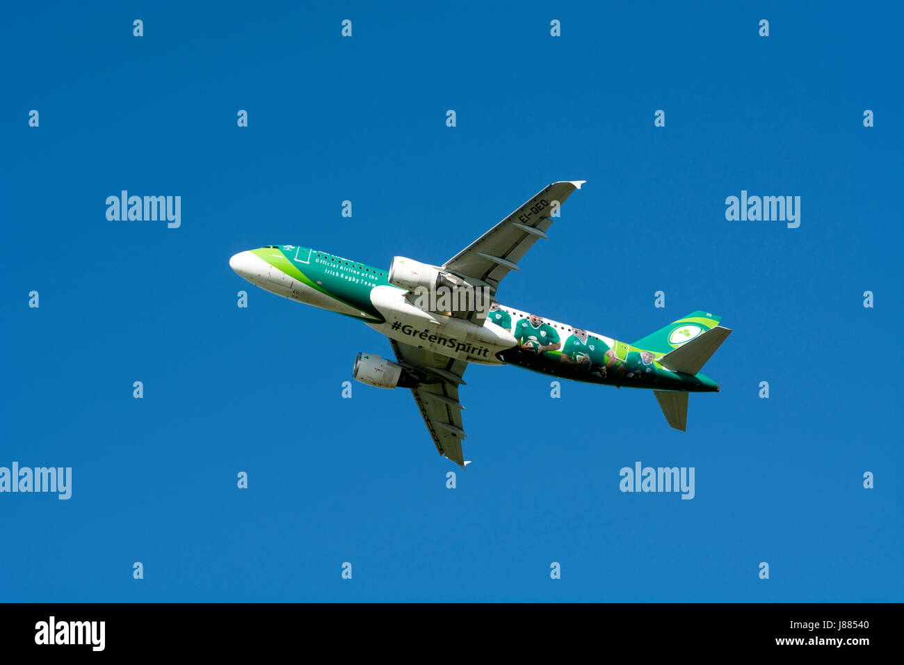 Aer Lingus Airbus A320 in irischen Rugby Team Lackierung abheben am Flughafen Birmingham, UK (EI-DEO) Stockfoto