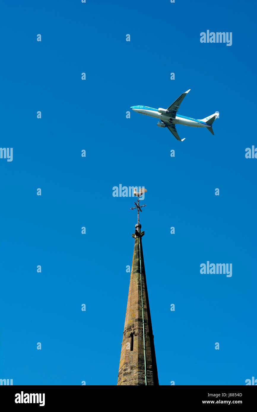 Turm der St.-Petri Kirche, Bickenhill, mit KLM Flugzeug in Ferne, West Midlands, UK Stockfoto