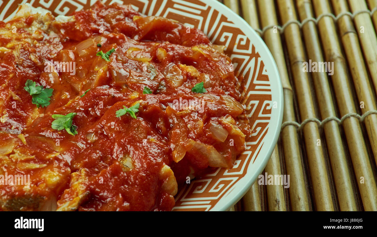 Bourdeto - Gericht von Korfu. Fisch in Tomatensauce mit Zwiebeln, Knoblauch und Paprika würzig gekocht. Stockfoto