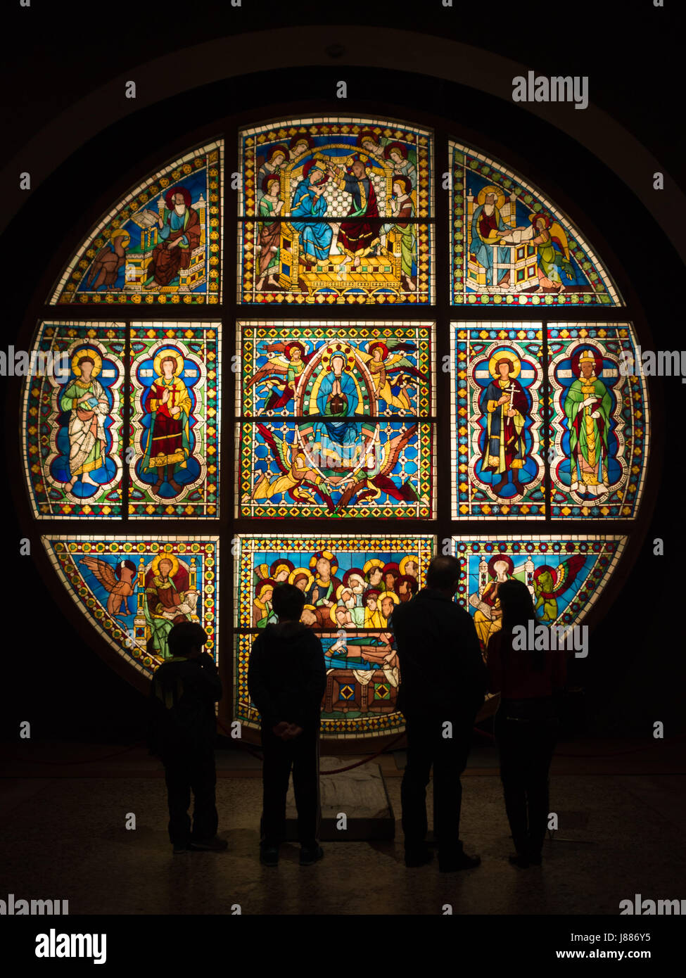 Besucher Silhouette durch ein Glasfenster im Museo dell'Opera Metropolitana del Duomo, Siena Stockfoto