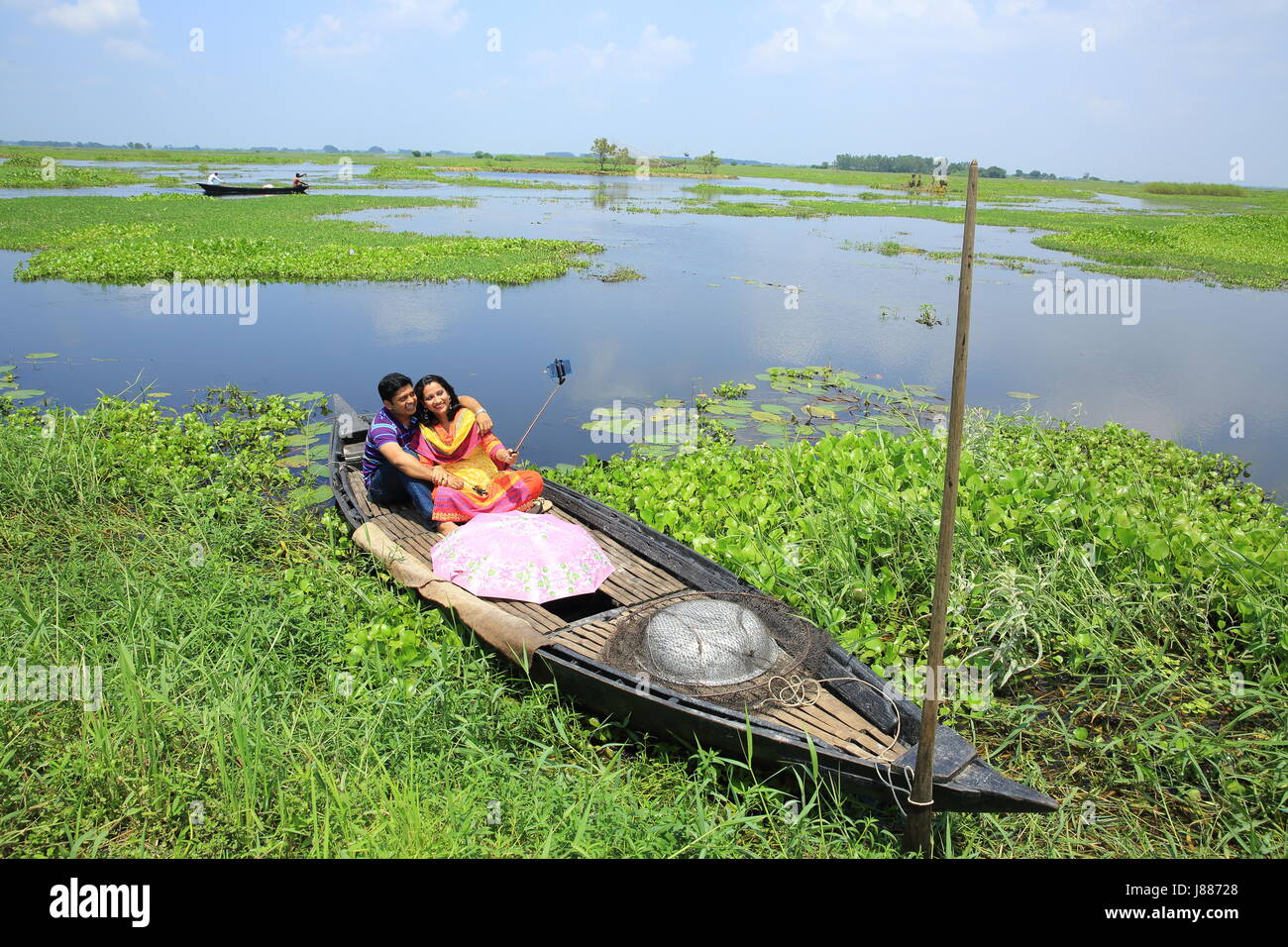 Junges Paar nehmen Selfie auf Arial Beel in Sreenagar, Munshiganj, Bangladesch. Stockfoto