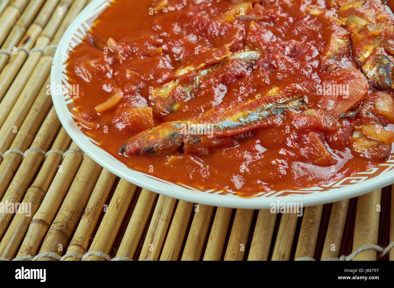 Nethili Meen Kulambu - traditionelle Fisch curry Rezept von Tamil Nadu ...