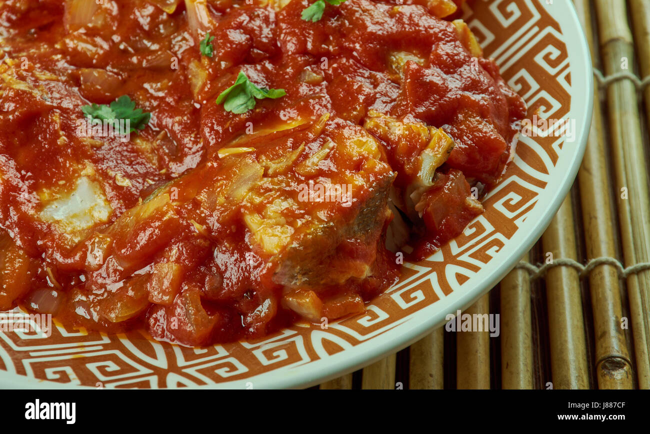 Bourdeto - Gericht von Korfu. Fisch in Tomatensauce mit Zwiebeln, Knoblauch und Paprika würzig gekocht. Stockfoto