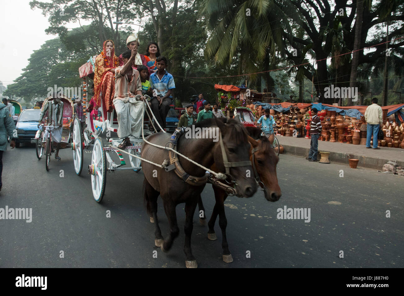 Eine Pferdekutsche in Dhaka City, auch bekannt als ein Tomtom in Bangladesch. Dhaka, Bangladesch. Stockfoto