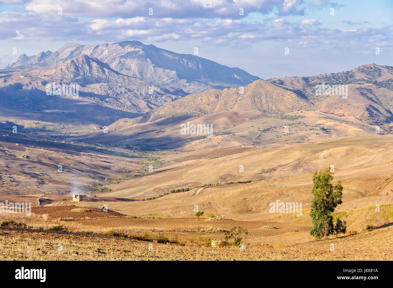 Äckern und die Berge Sicani zwischen Agrigento und Palermo - Sizilien, Italien Stockfoto