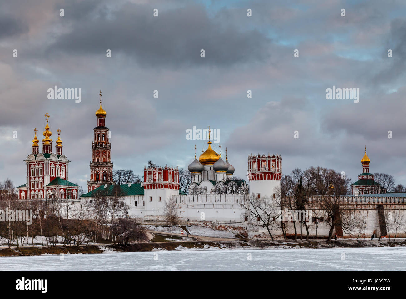 Dramatische Wolken über Nowodewitschi-Kloster, Moskau, Russland Stockfoto