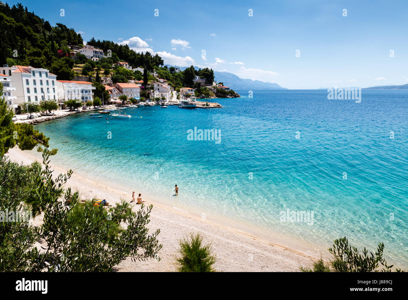 Schöne Adria Strand und Lagune mit Türkis Wasser in der Nähe von Split, Kroatien Stockfoto