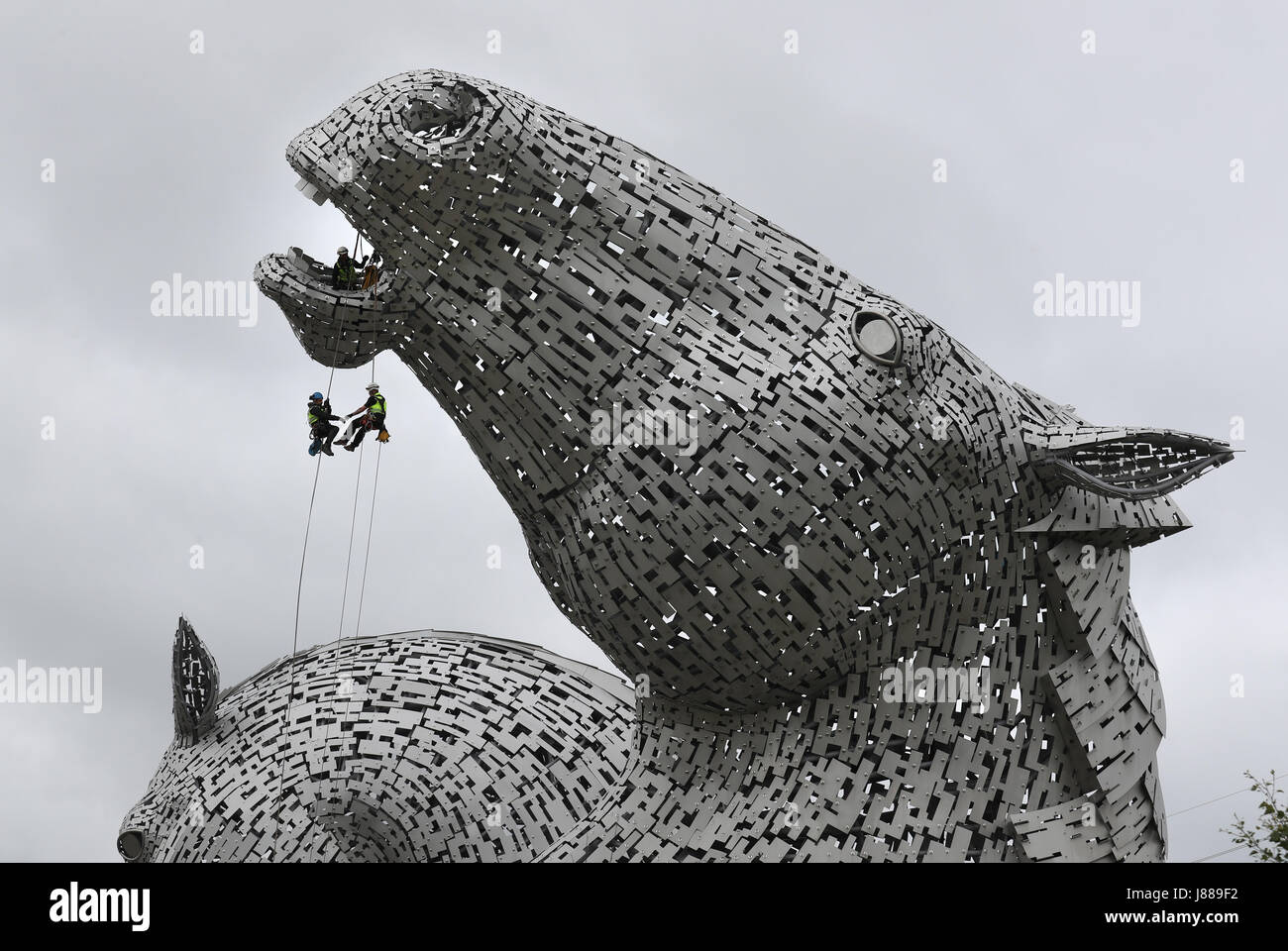 Rope Access Techniker Andrew Pennycuick (links), führen Paul Smith (rechts) und John Benson (oben) den ersten Gesundheitscheck auf die Kelpies in Falkirk nähern sie ihren dritten Geburtstag. Stockfoto