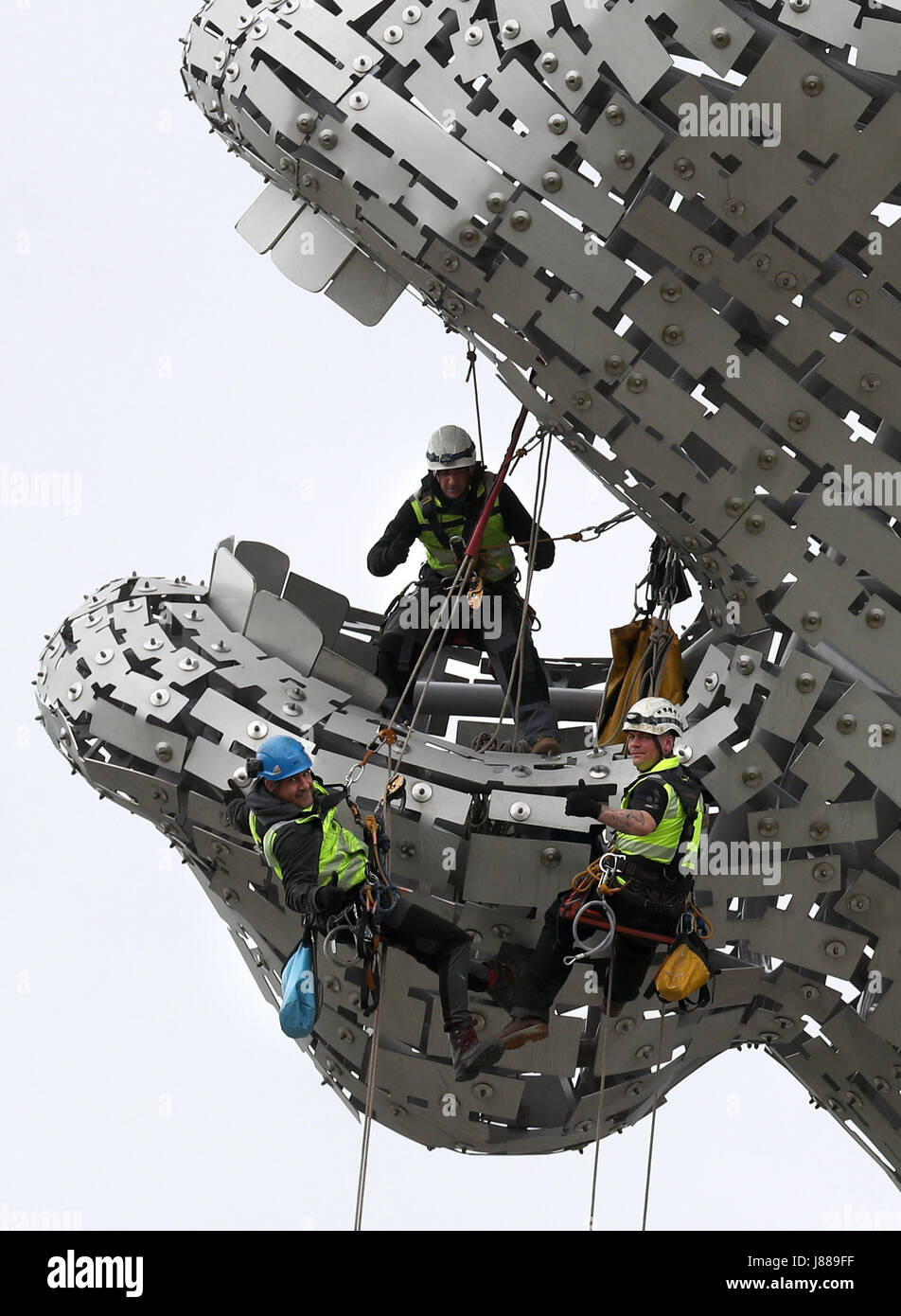 Embargo auf 0001 Montag Mai 29 Rope Access Techniker Andrew Pennycuick (links), Paul Smith (rechts) und John Benson (oben) führt die erste Gesundheit überprüfen auf die Kelpies in Falkirk nähern sie ihren dritten Geburtstag. Stockfoto