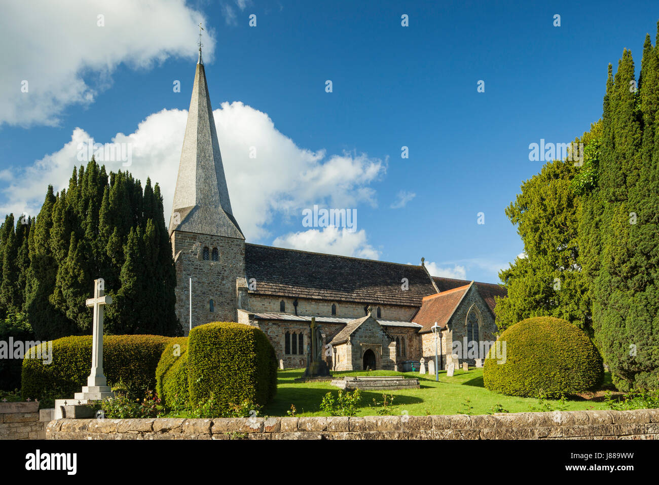 Frühling nachmittags in St. Andrews Church in Bognerei Dorf, East Sussex, England. Stockfoto