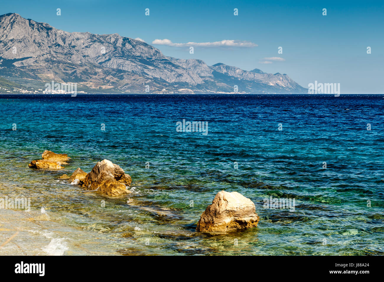 Schöne Adria Strand in der Nähe von Split und Biokovo-Gebirge im Hintergrund, Kroatien Stockfoto