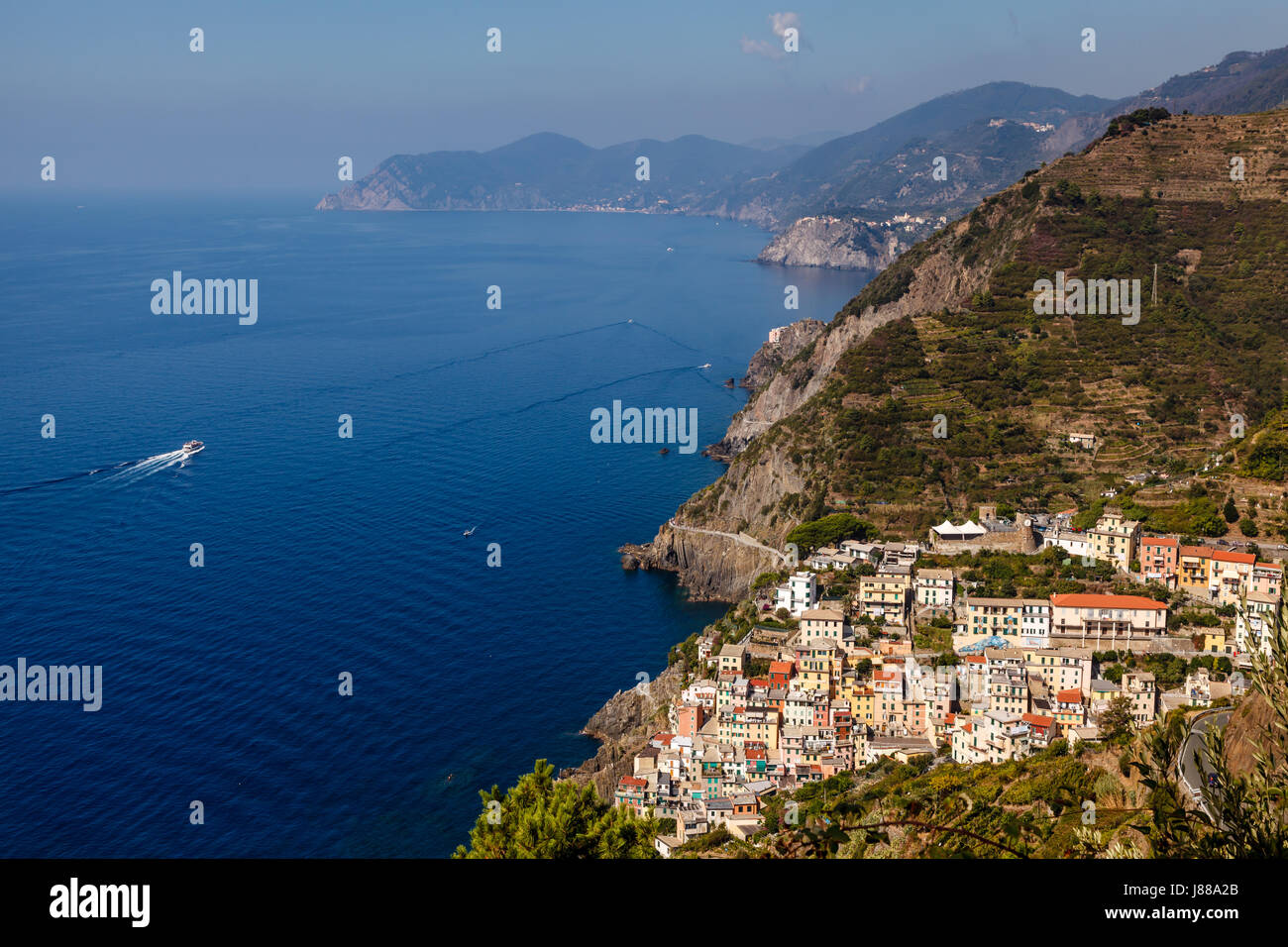 Schöne Aussicht auf Dorf Riomaggiore und Cinque Terre, Italien Stockfoto