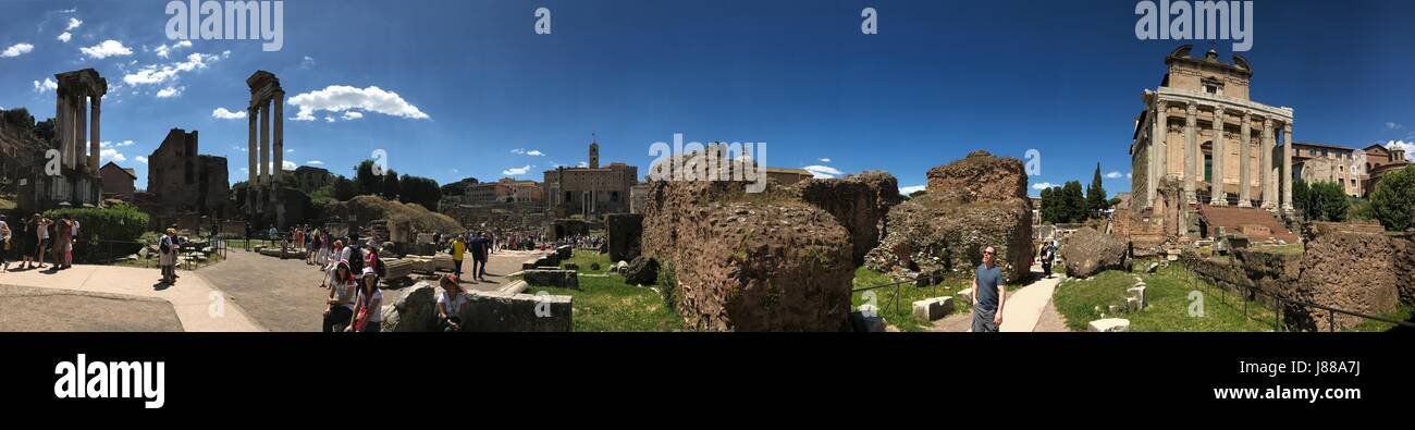 Roman Forum Ruinen Kaiserforen, die antiken Rom von Fori Imperiali aufliegt Stockfoto