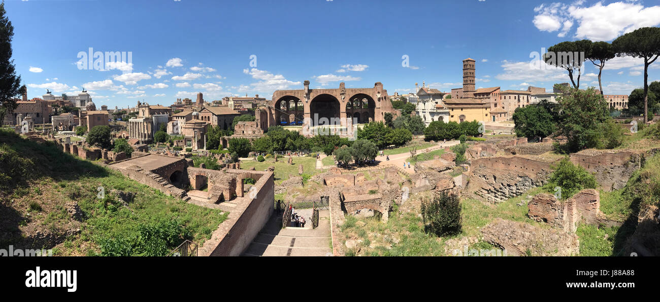 Roman Forum Ruinen Kaiserforen, die antiken Rom von Fori Imperiali aufliegt Stockfoto