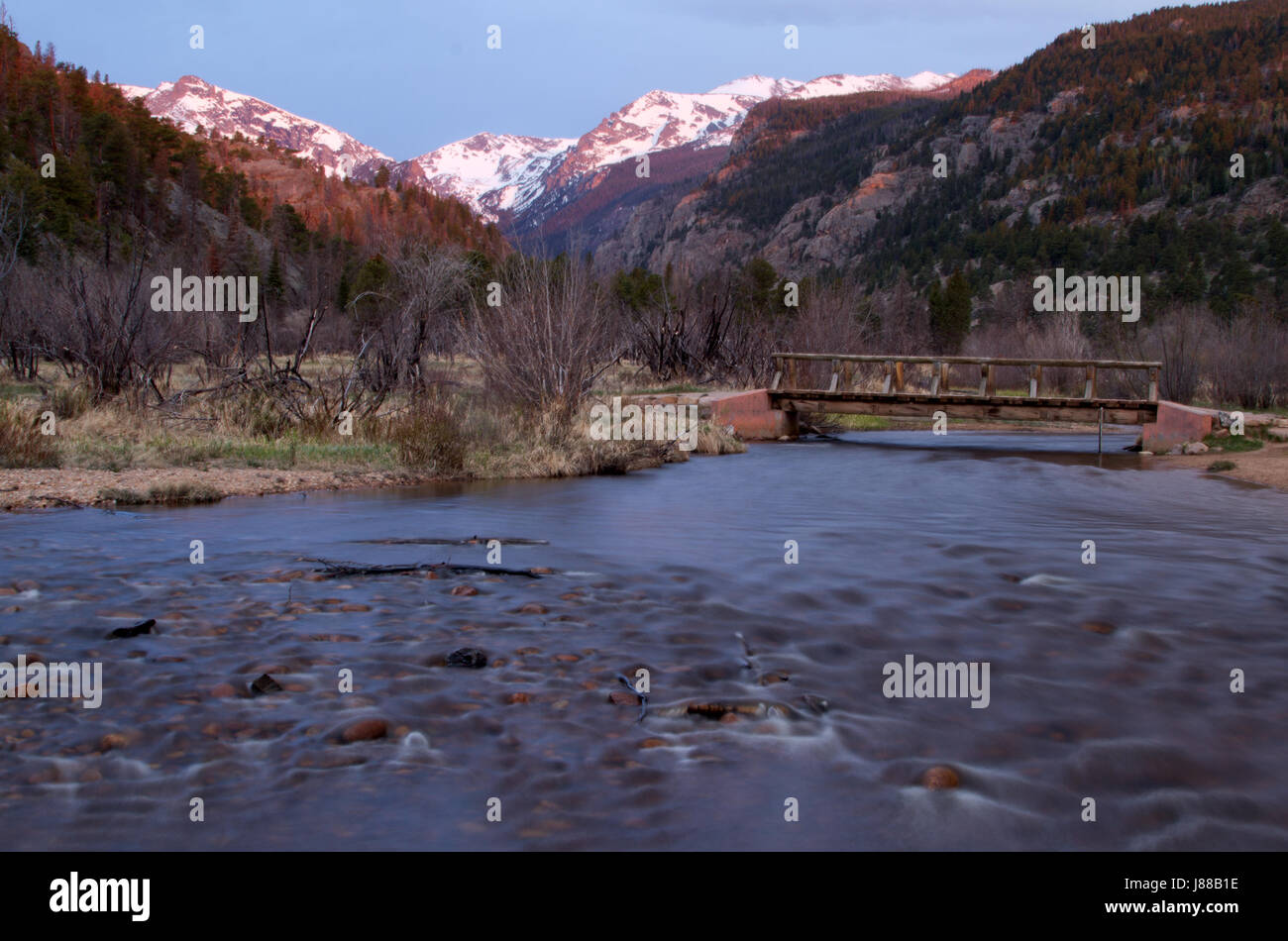 Frühling-Sonnenaufgang auf den Gipfeln im Rocky Mountain National Park mit Big Thompson River fließt im Vordergrund Stockfoto