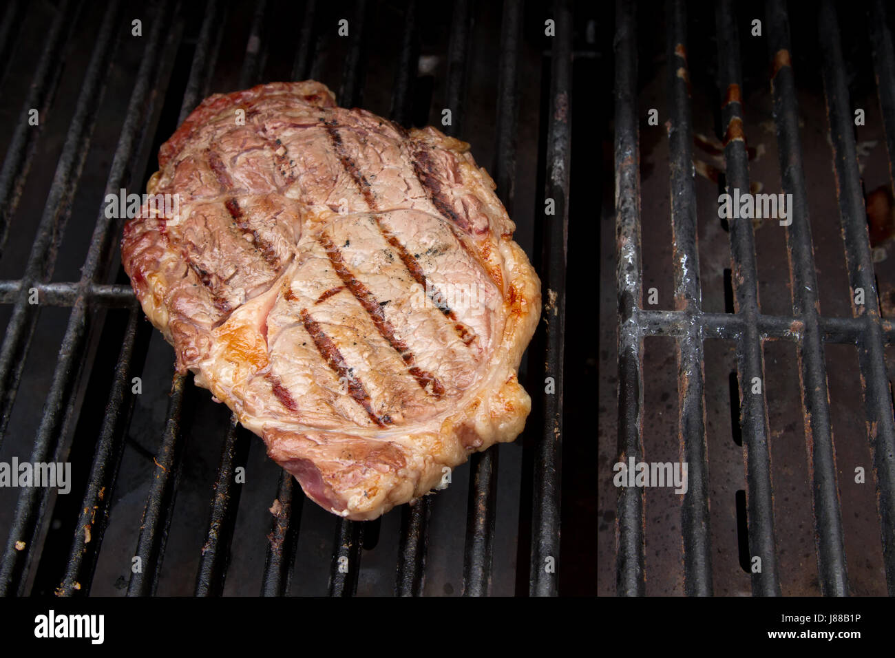 Eine gebratene Ribeye Steak Grillen auf einem Gasgrill Stockfotografie -  Alamy