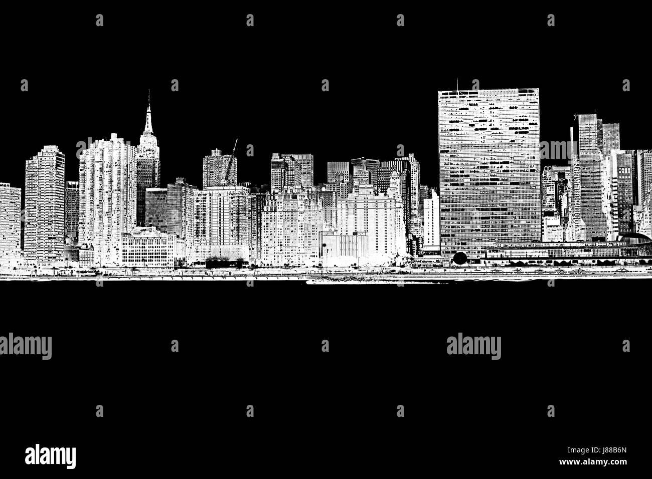 New York City Skyline am Wasser. Blick zum Empire State building, UN Builoding schwarz / weiß Stockfoto