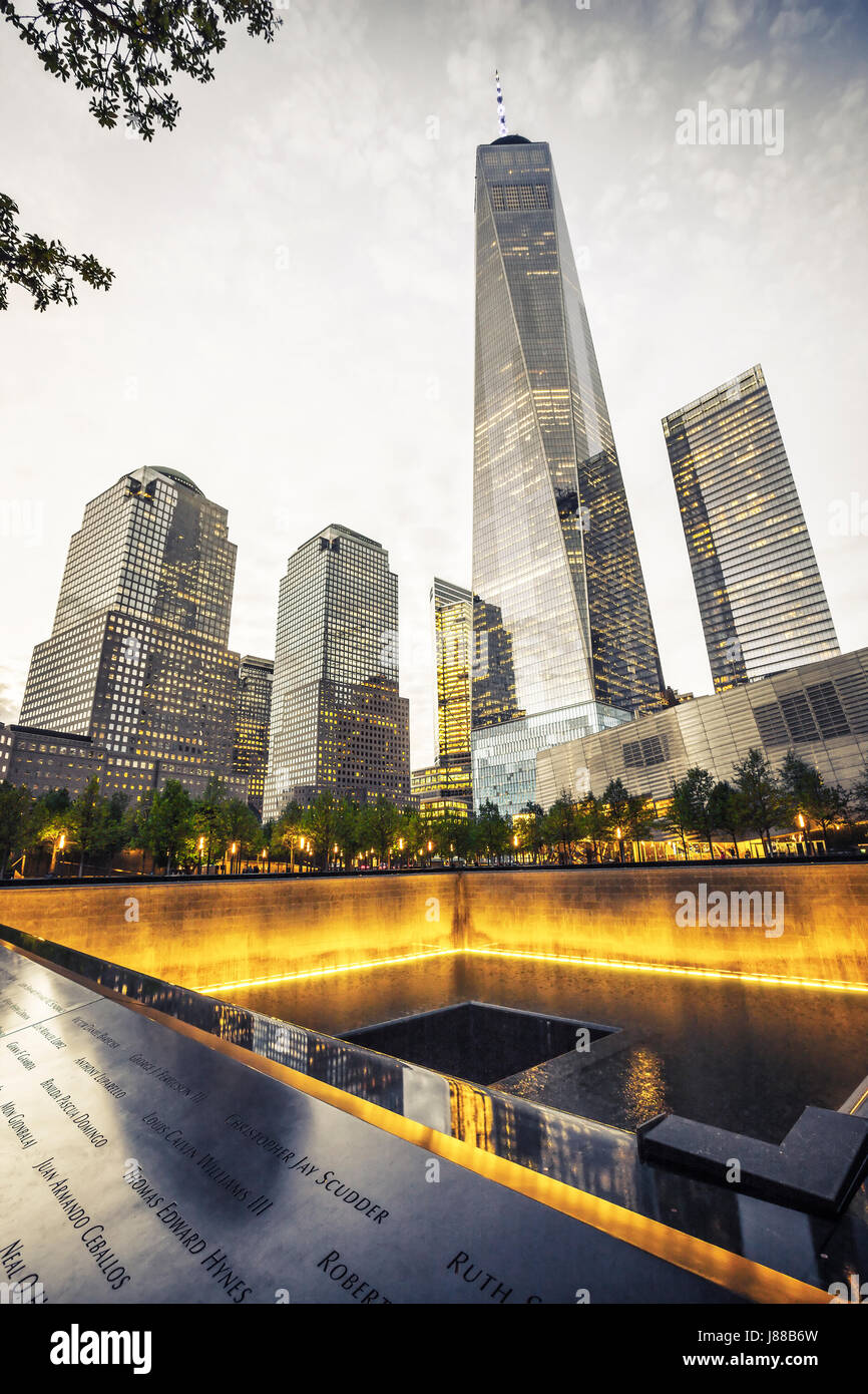 9/11 Memorial, das National September 11 Memorial & Museum, One World Trade Center in der Nacht, New York Stockfoto