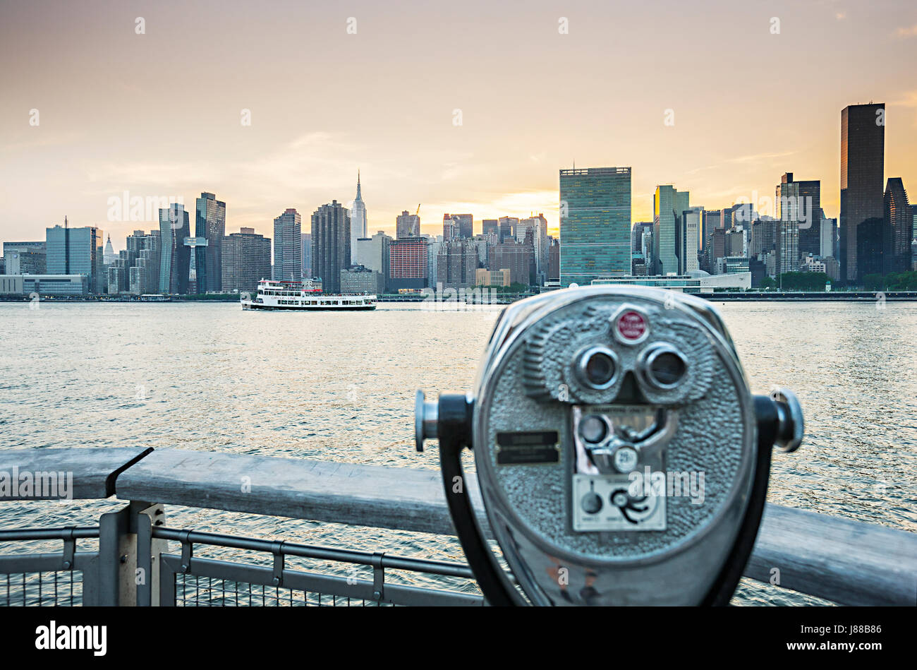New York-Panorama mit Vintage Fernglas. New York im Fokus Stockfoto