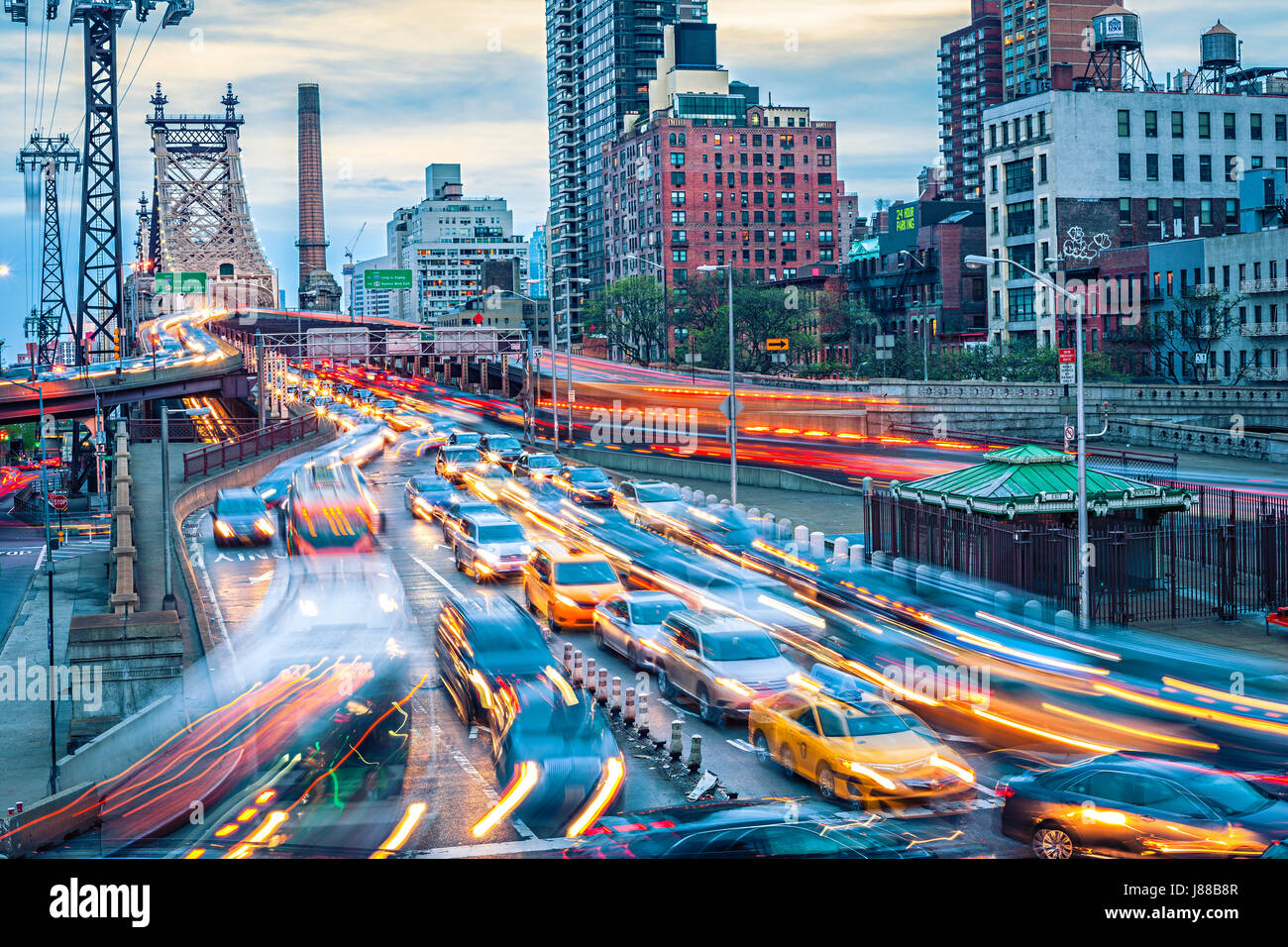 Verkehr in der E 59thSt & 2nd Avenue. Queensboro Bridge vor New York City Stockfoto