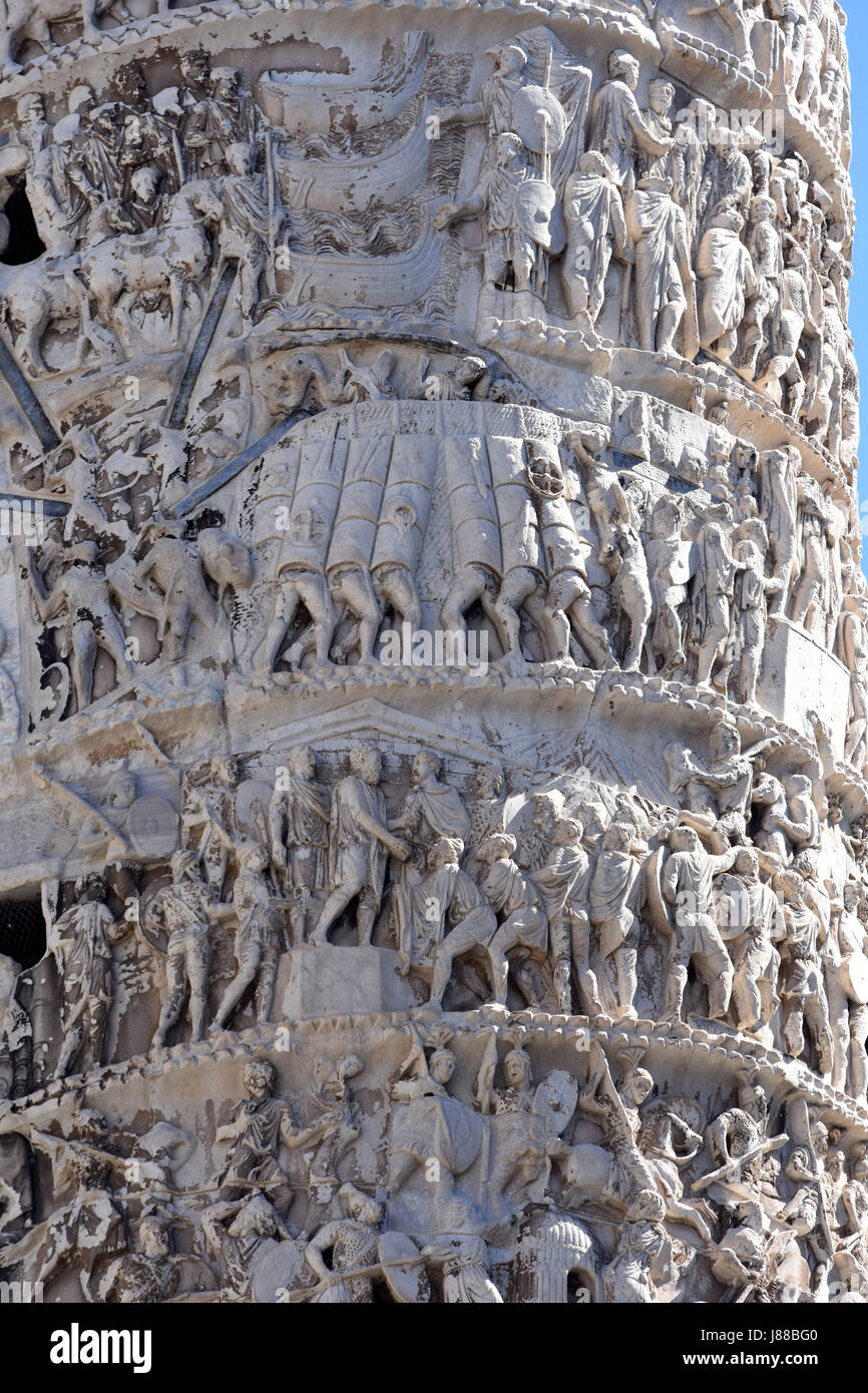 Die Spalte von Marcus Aurelius in der Piazza Colonna, Rom, Italien. Stockfoto