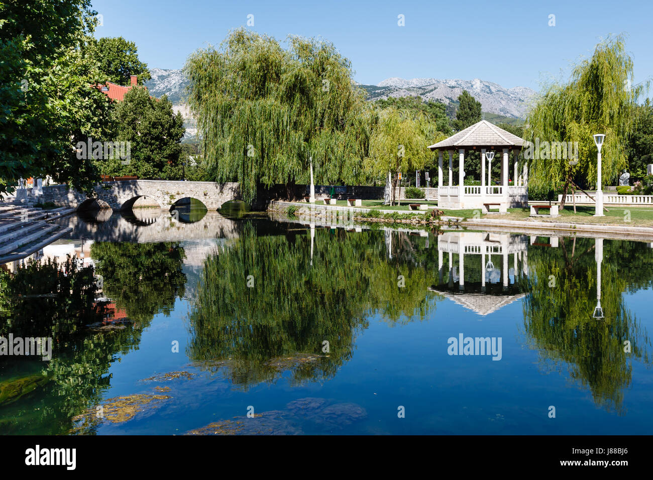 Malerische Landschaft, steinerne Brücke, Pavillon, Fluss und Willow, Solin, Kroatien Stockfoto