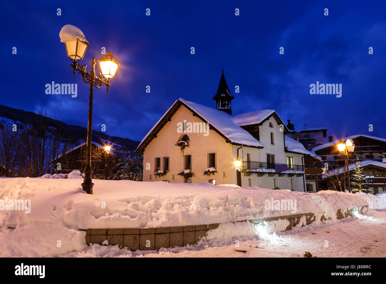 Beleuchtete Straße Megeve am Heiligabend, Französische Alpen, Frankreich Stockfoto