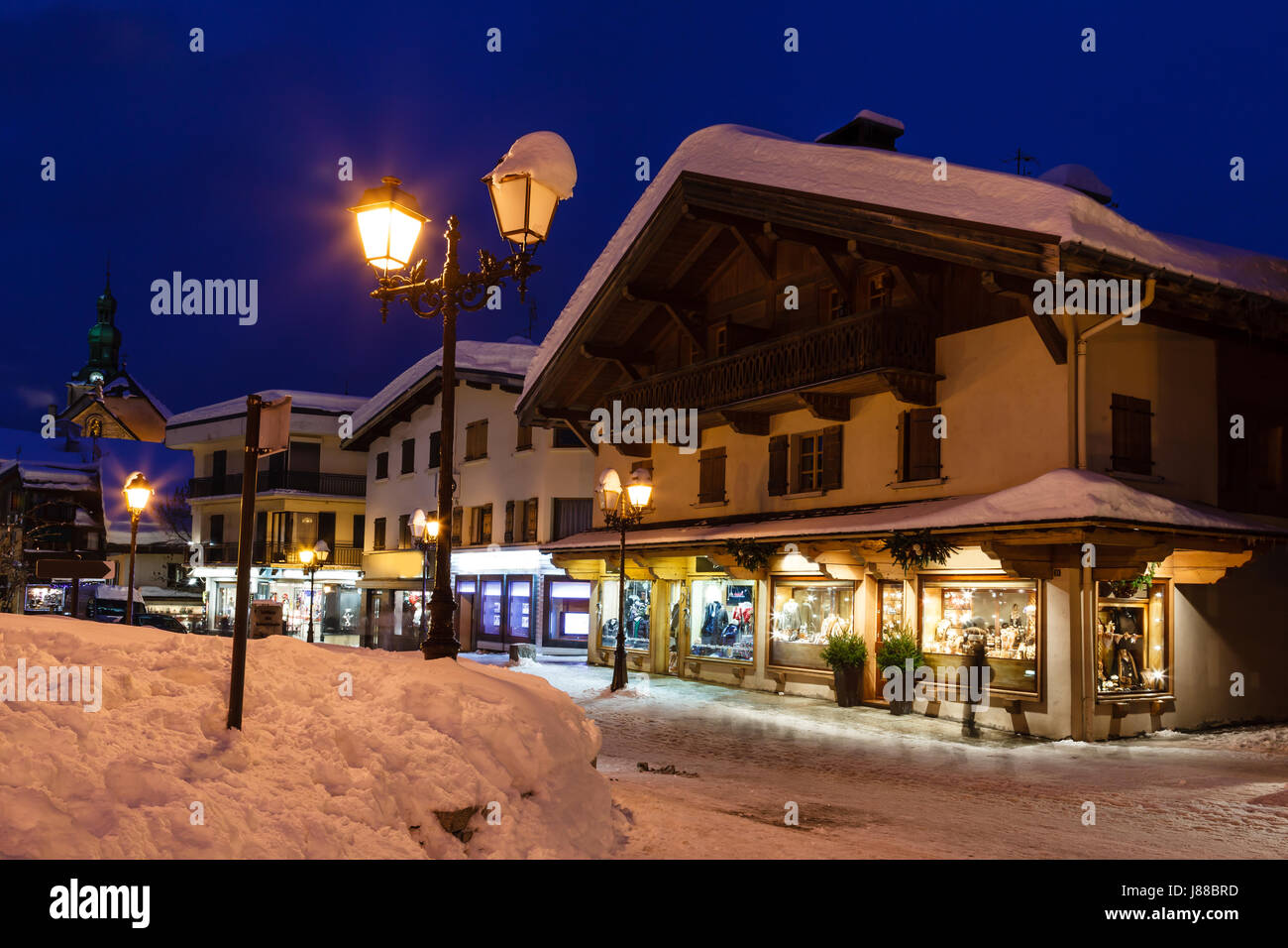 Beleuchtete Straße Megeve am Heiligabend, Französische Alpen, Frankreich Stockfoto