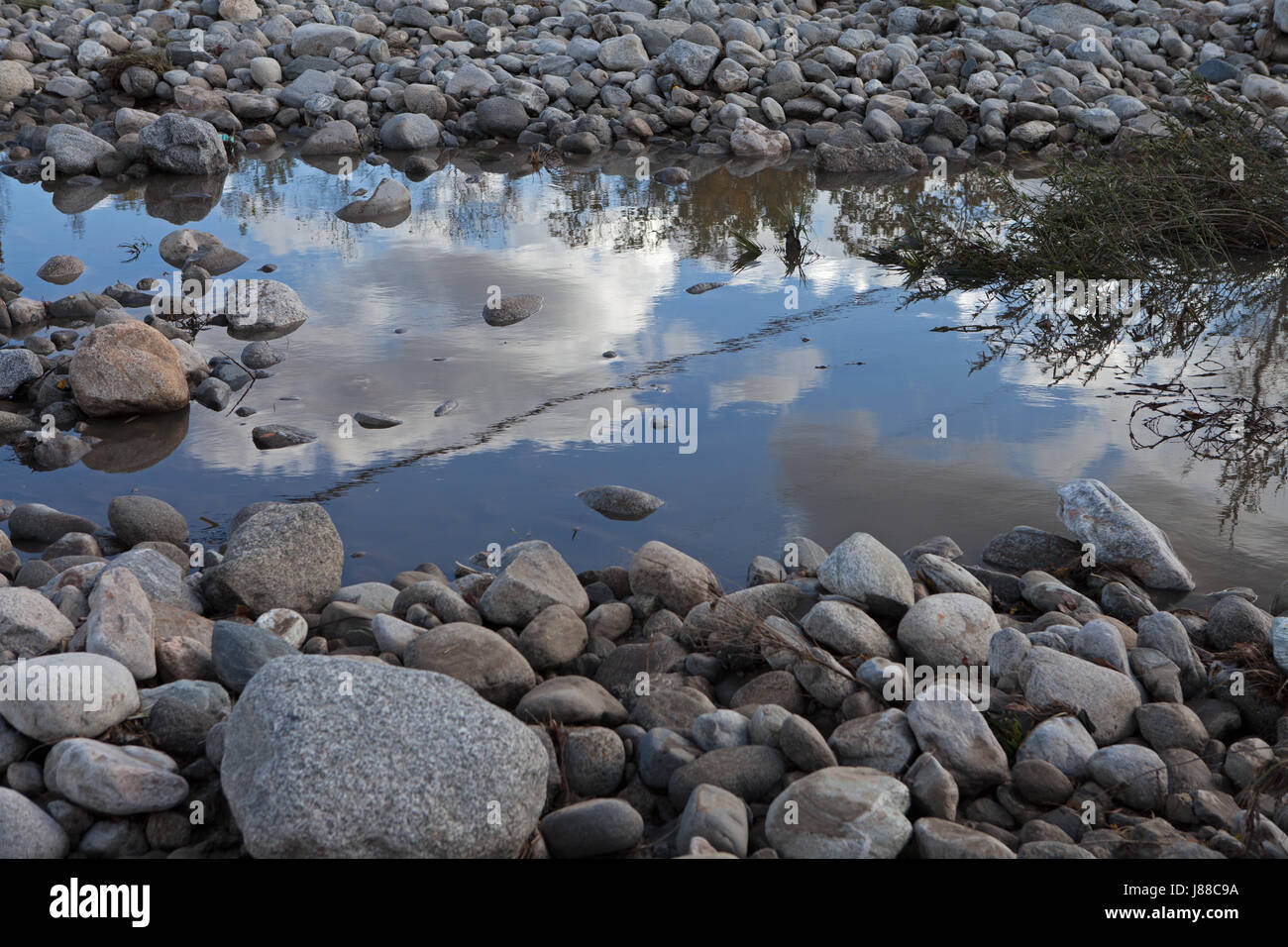 Reflexion der Wolken unter Felsbrocken im Fluss Los Angeles zwischen Atwater und Silver Lake, Kalifornien Stockfoto