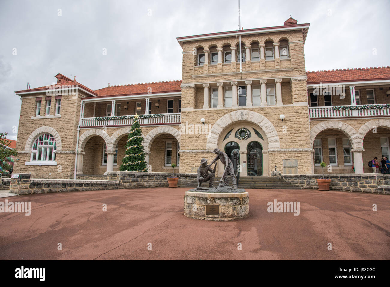 Perth, WA, Australien-November 16,2016: Perth Mint Kalkstein Gebäude mit Touristen, Statue und Weihnachtsbaum in Perth, Western Australia Stockfoto