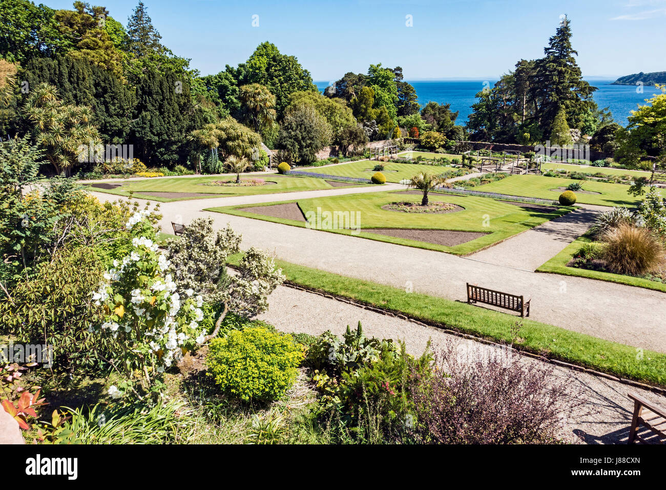 Ummauerten Garten Brodick Castle Garden und Country Park über der Bucht von Brodick auf schottische Insel Arran in North Ayrshire, Schottland UK Stockfoto