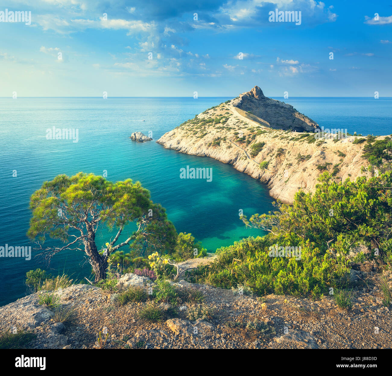 Sommer Landschaft in Bergen am Meeresstrand. Herrliche Aussicht auf den grünen Baum, Berge, Meer mit türkisfarbenem Wasser und bunten blauen Himmel bei Sonnenaufgang. Trave Stockfoto