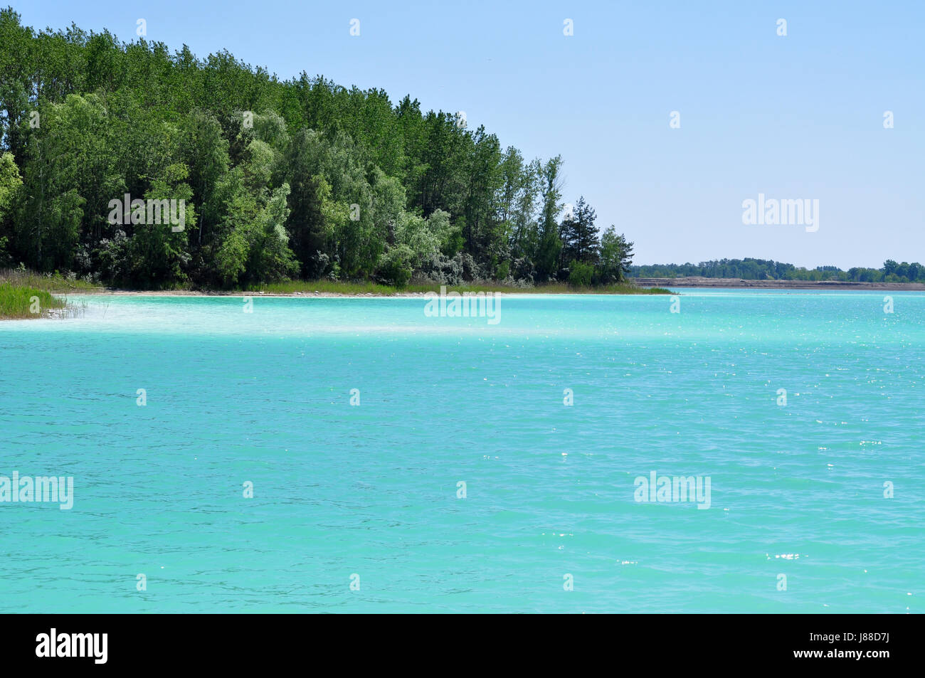 Türkis-See in Polen in der Nähe von Turek Stadt - türkisfarbene See, umgeben von Wald Stockfoto