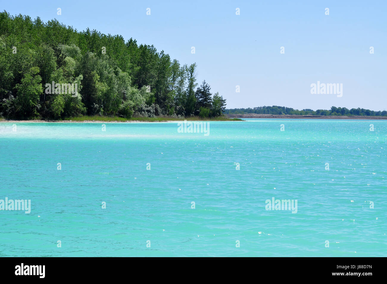 Türkis-See in Polen in der Nähe von Turek Stadt - türkisfarbene See, umgeben von Wald Stockfoto