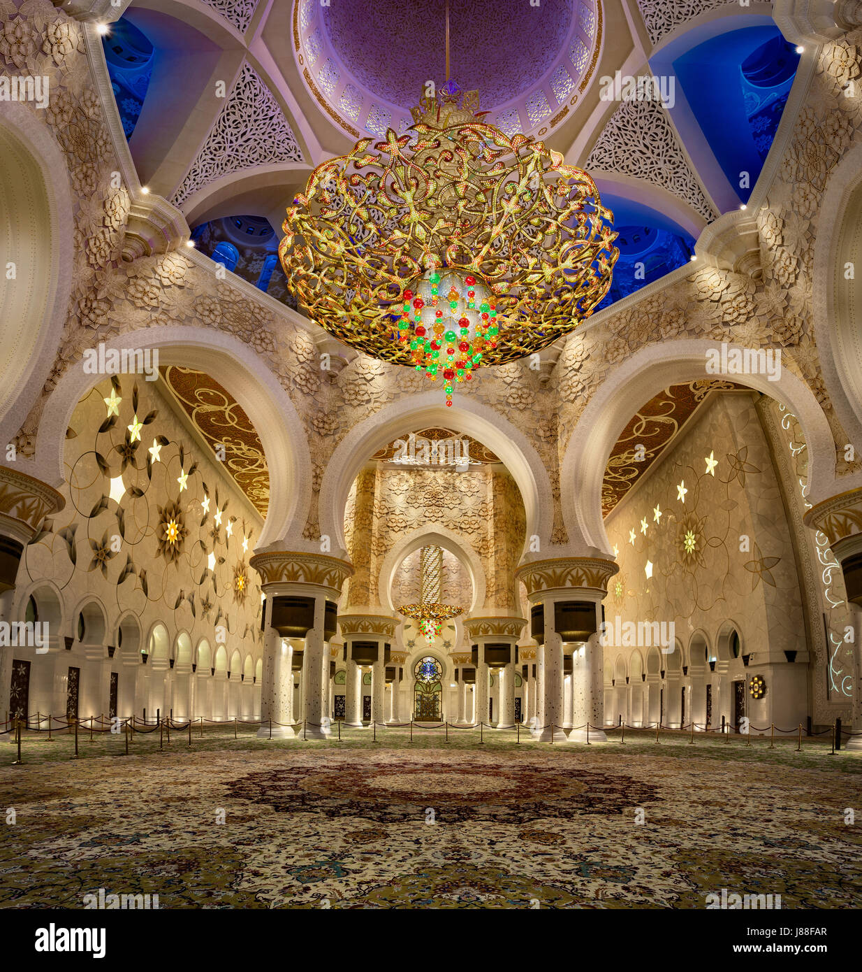 der zweite größte Kronleuchter der Welt in der Sheikh-Zayed-Moschee Stockfoto