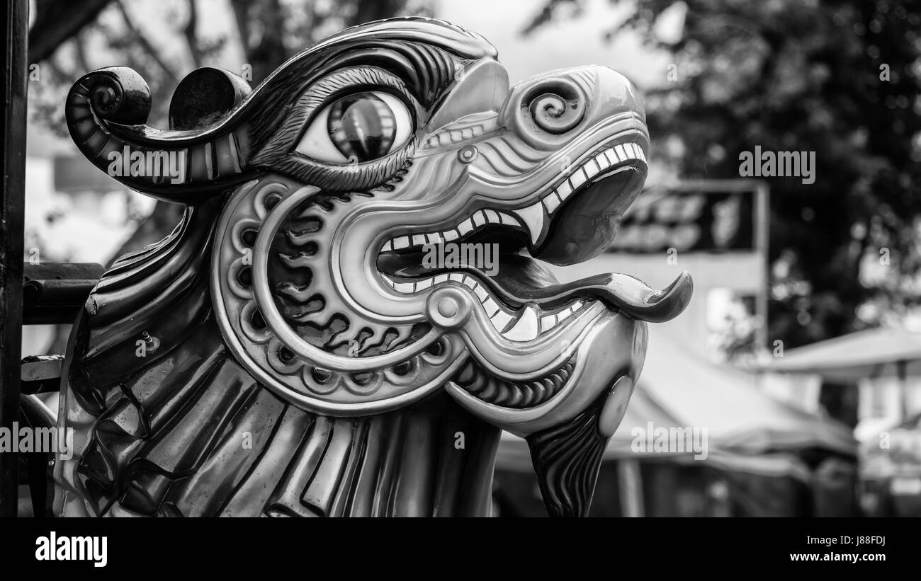 Drachenkopf auf eine Fahrt auf der Kirmes. Stockfoto