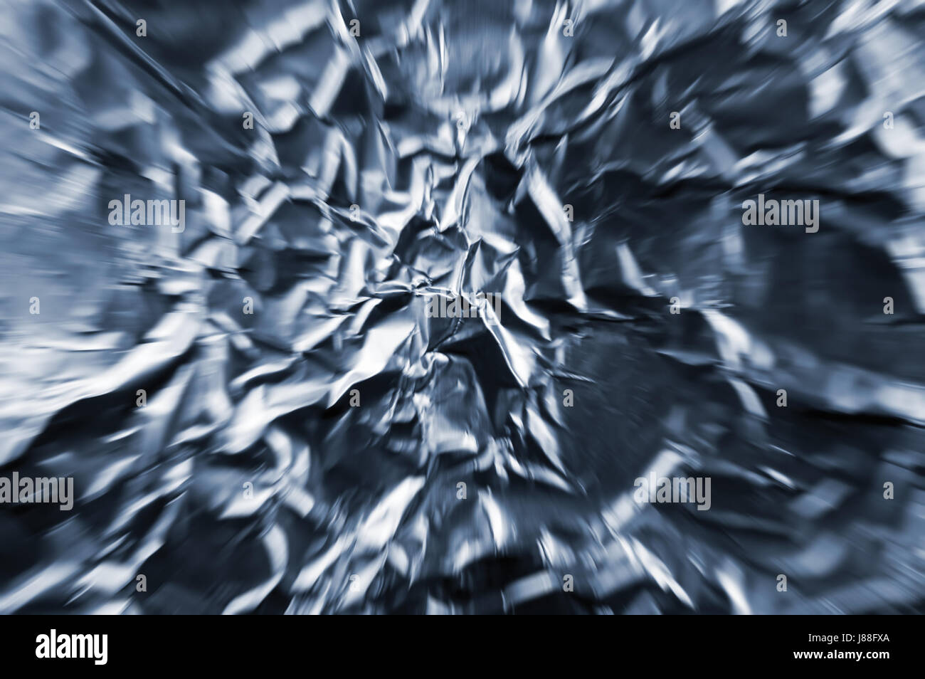 Abstrakte Zoom Tunnel der zerknitterten Silber Aluminium Folie Closeup Hintergrundtextur, blau Stockfoto