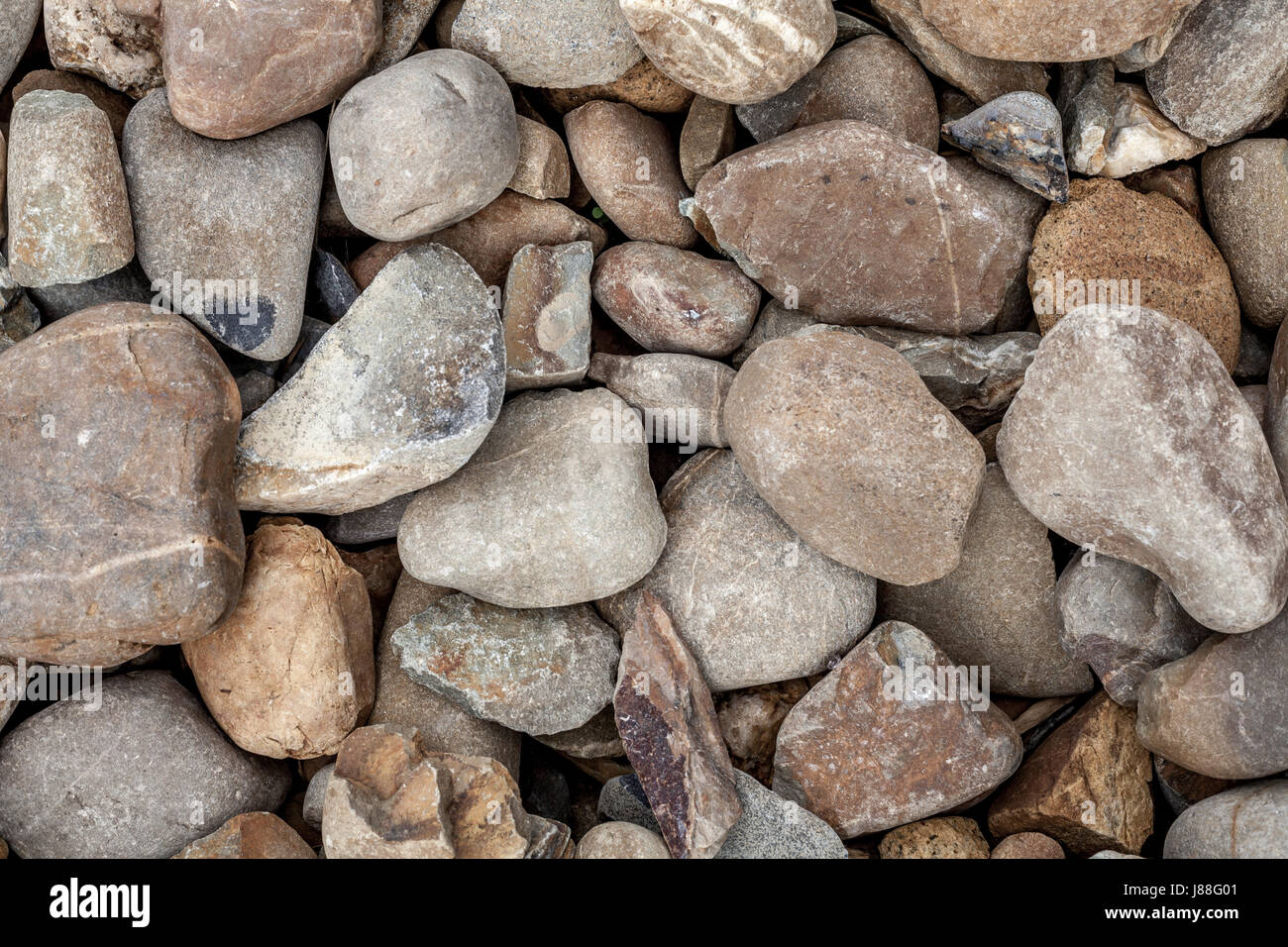 Haufen von runden Steinen eine getrocknete Flussufer Stockfoto
