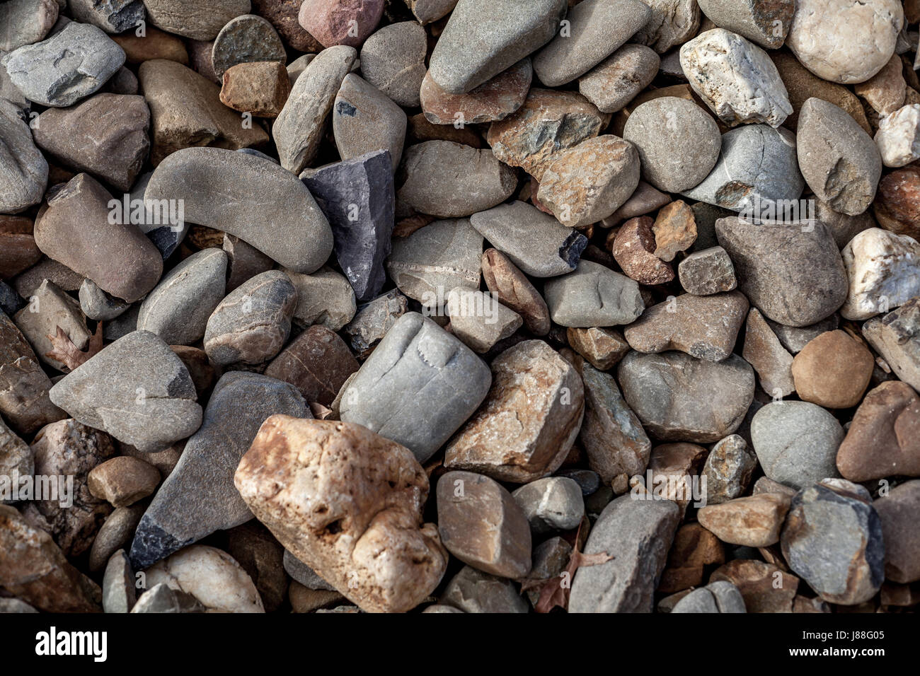 Haufen von runden Steinen eine getrocknete Flussufer Stockfoto