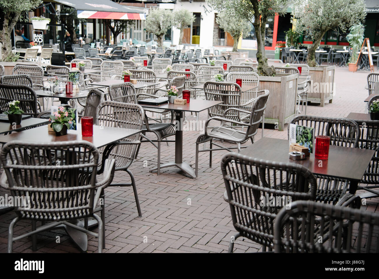 Arnheim, Niederlande - August 09, 2016: leere Sidewalk Cafe in einem Platz in der Stadt Arnhem im Sommer Stockfoto