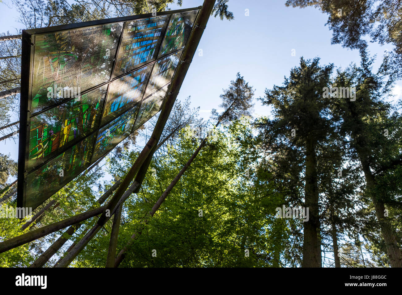 Kathedrale Glasmalerei Kunst und Teil des Waldes von Dean Skulpturenweg, Speech House, Gloucestershire. Stockfoto